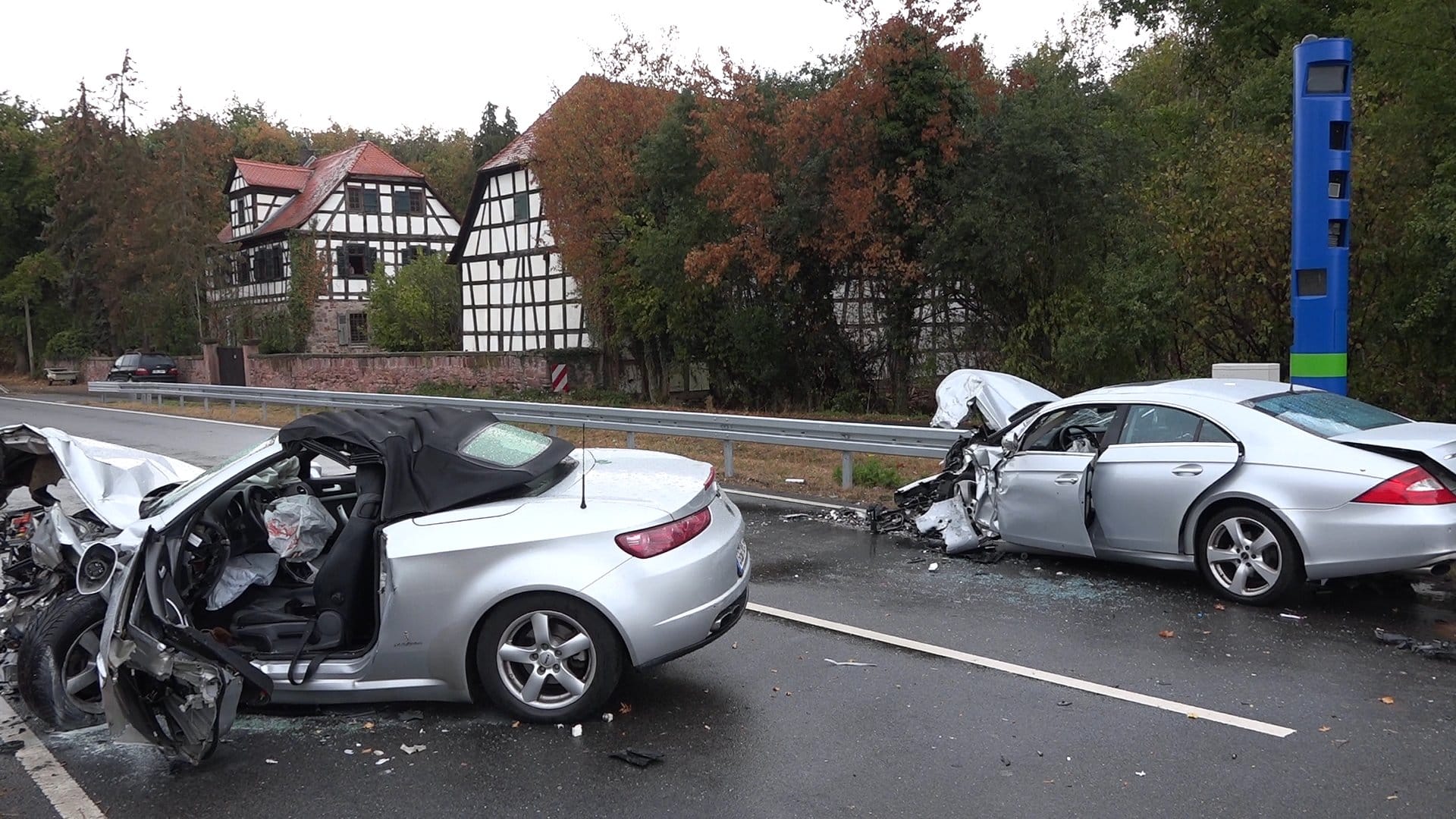Zwei beschädigte Autos stehen nach einem Unfall auf der Bundesstraße 44 vor einer Mautsäule: Bei dem Zusammenstoß kam eine Frau ums Leben. Zwei beschädigte Autos stehen nach einem Unfall auf der Bundesstraße 44 vor einer Mautsäule: Bei dem Zusammenstoß kam eine Frau ums Leben.