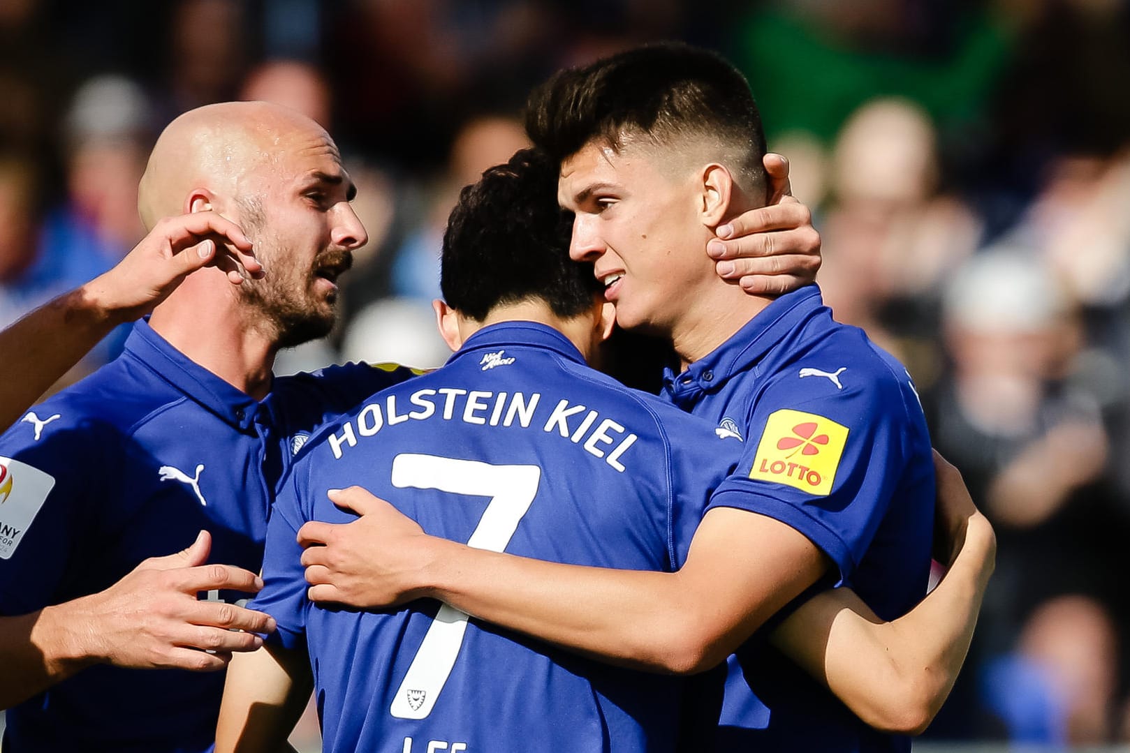 Holstein Kiel - VfL Bochum: Die Kieler Spieler Patrick Herrmann (v.l.), Jae-Sung Lee und Mathias Honsak bejubeln Honsacks Treffer zum 1:1.