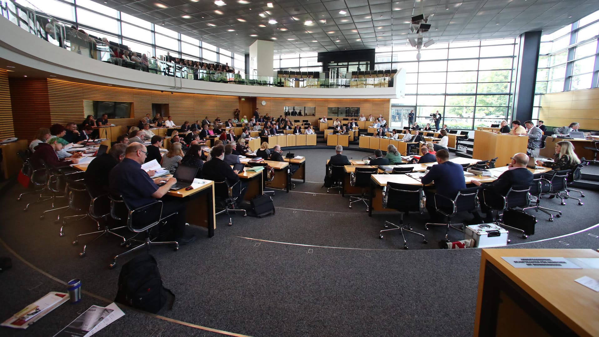Der Thüringer Landtag: Landtagspräsident Christian Carius verwies darauf, dass die Geschäftsordnung keine Kinder im Saal dulde. (Archivbild)