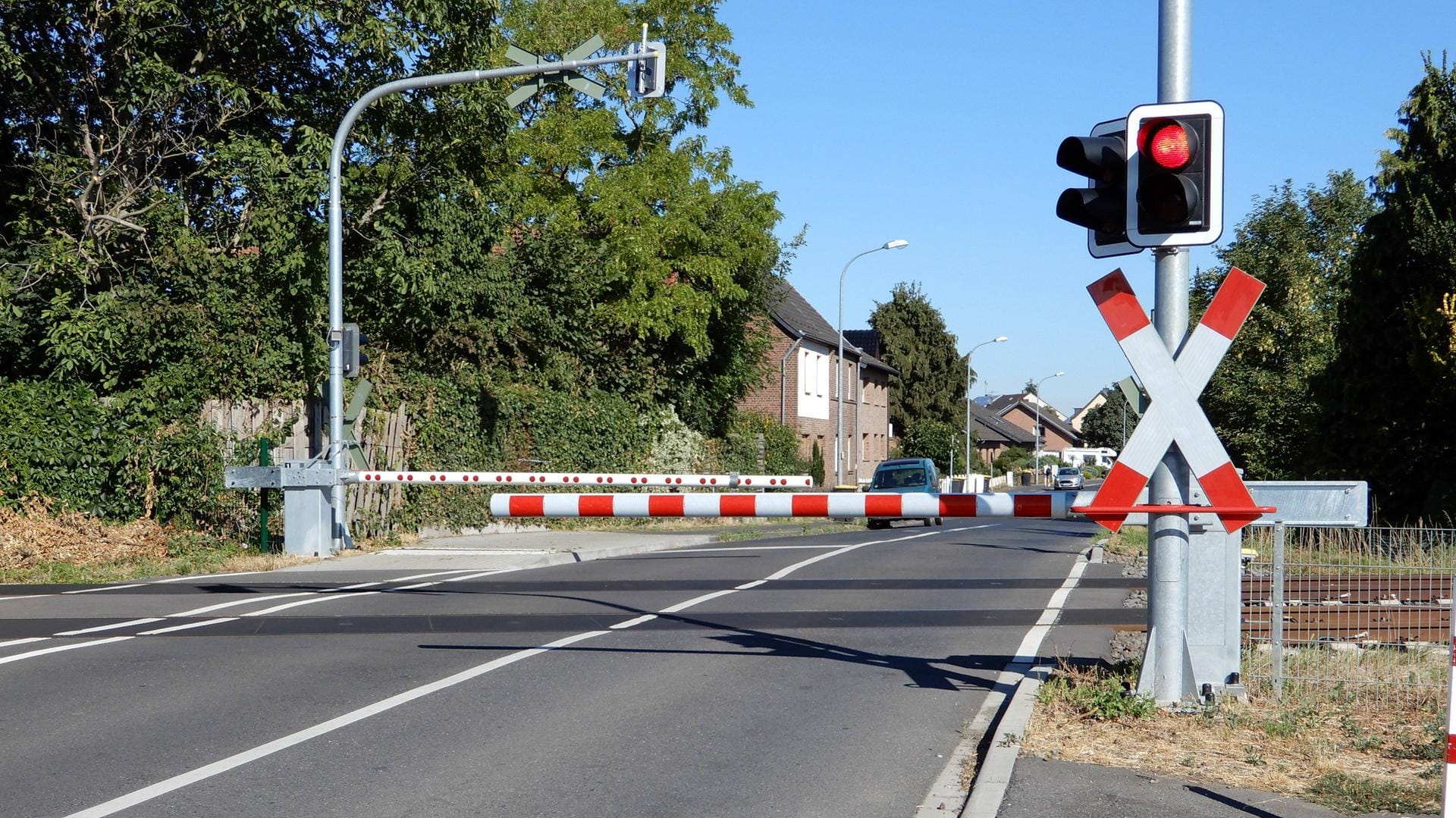Ein geschlossener Bahnübergang: Ein Gutachter soll den neuen Unfallhergang rekonstruieren. (Symbolbild) Ein geschlossener Bahnübergang: Ein Gutachter soll den neuen Unfallhergang rekonstruieren. (Symbolbild)