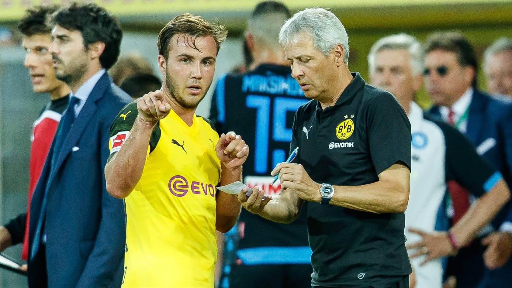 Da stand Mario Götze noch auf dem Platz: Der BVB-Star (r.) und sein Trainer Lucien Favre während eines Freundschaftsspiels gegen Neapel im August.