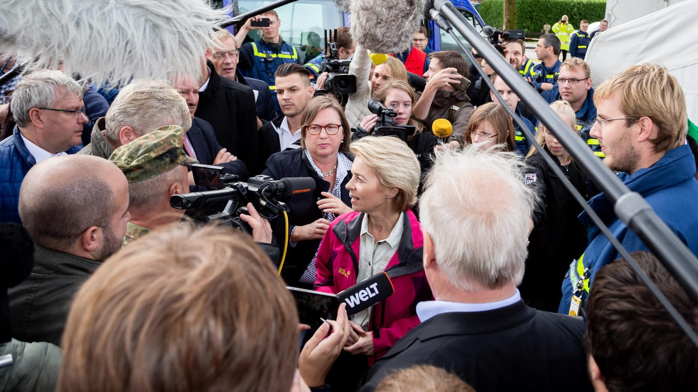 Ursula von der Leyen in Meppen: Die Verteidigungsministerin räumt ein, dass bei der Trockenheit keine Raketentest hätten durchgeführt werden sollen.