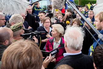 Ursula von der Leyen in Meppen: Die Verteidigungsministerin räumt ein, dass bei der Trockenheit keine Raketentest hätten durchgeführt werden sollen.