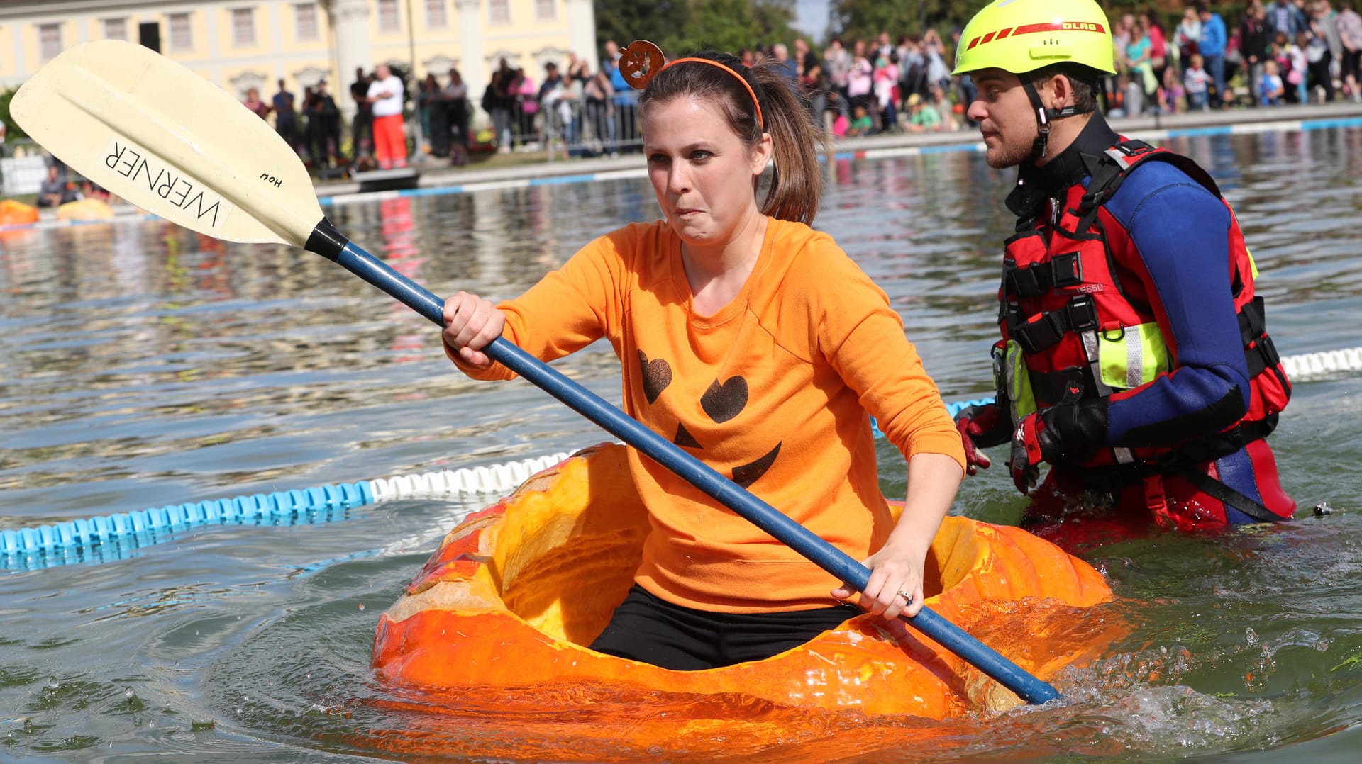 Eine Teilnehmerin der Kürbisregatta: Das Rennen findet im Rahmen der Kürbisausstellung in Ludwigsburg statt. Eine Teilnehmerin der Kürbisregatta: Das Rennen findet im Rahmen der Kürbisausstellung in Ludwigsburg statt.