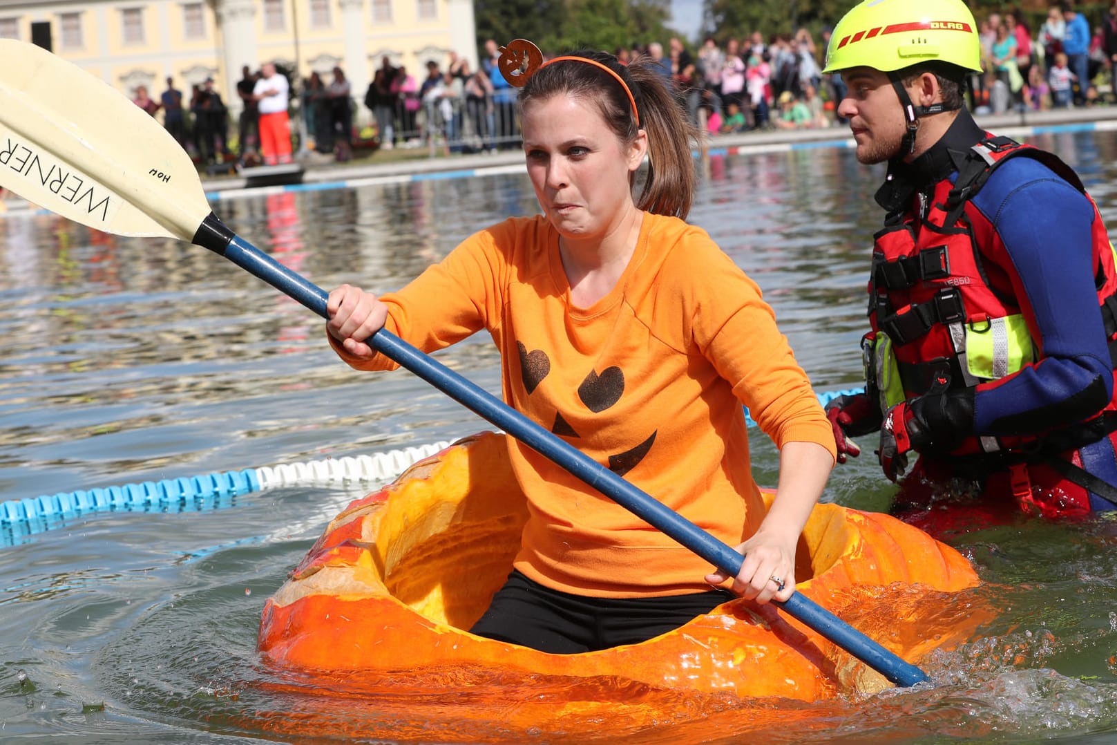 Eine Teilnehmerin der Kürbisregatta: Das Rennen findet im Rahmen der Kürbisausstellung in Ludwigsburg statt.