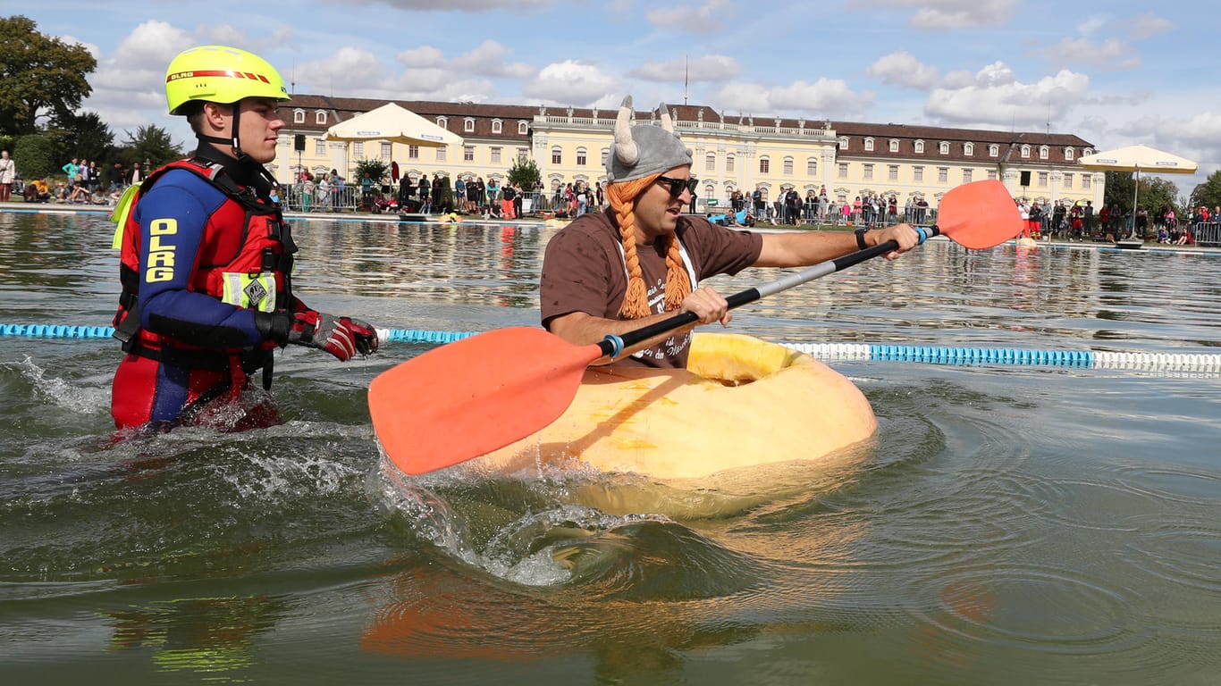 Ein Teilnehmer mit Wikinger-Kostüm beim Kürbisbootrennen: Die Regatta findet bereits zum 15. Mal statt.