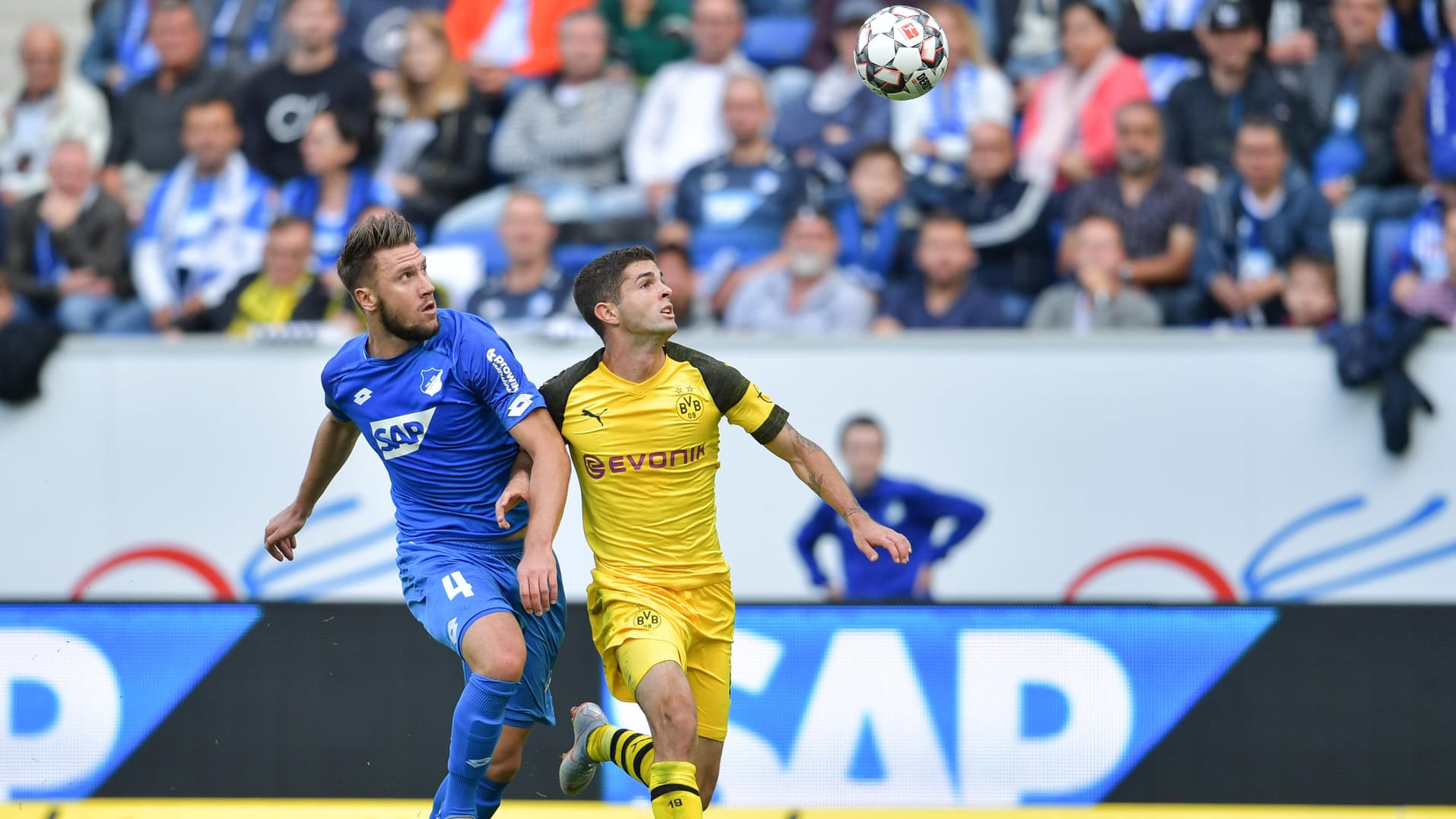 Dortmunds Pulisic (r.) gegen Hoffenheims Bicakcic.