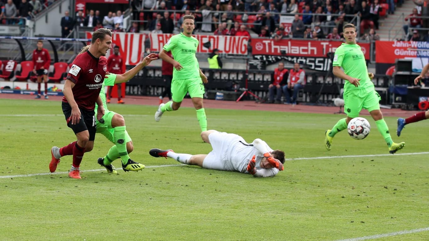Nürnbergs Törles Knöll (l.) war gegen Hannover der Matchwinner.