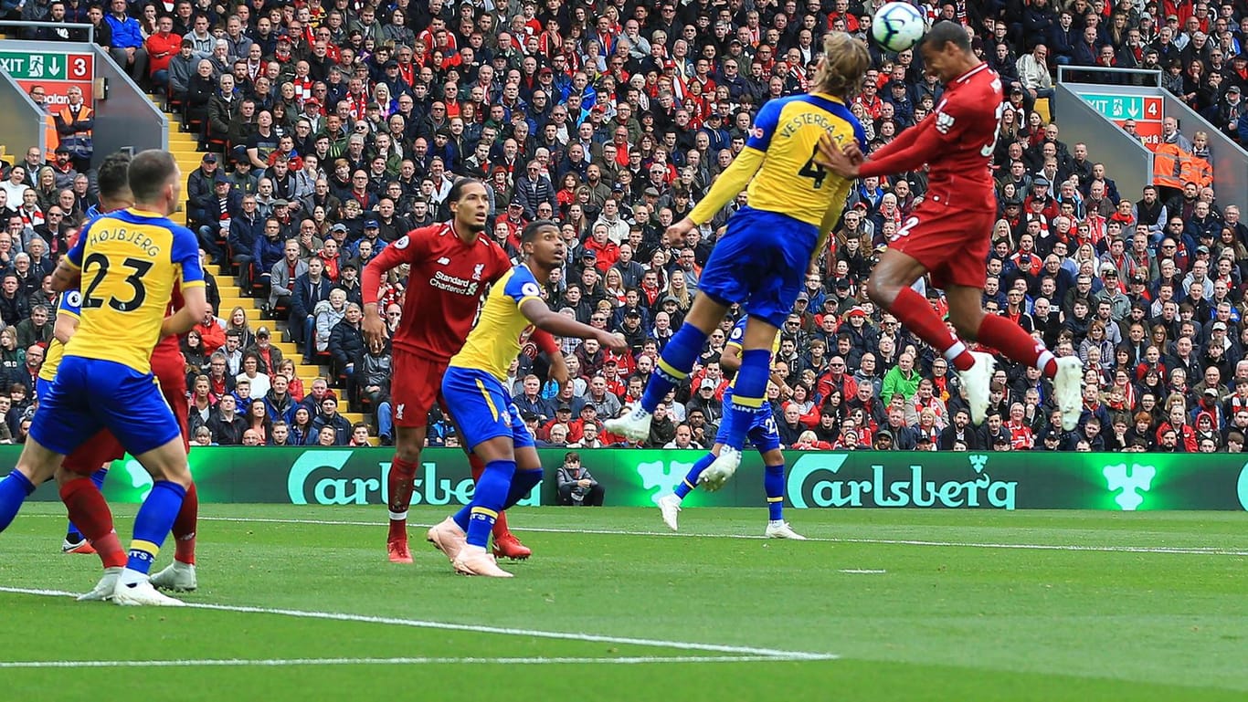 Erfolgreich: Der Ex-Schalker Joel Matip (r.) erzielte gegen Southampton sein erstes Saisontor für Liverpool.