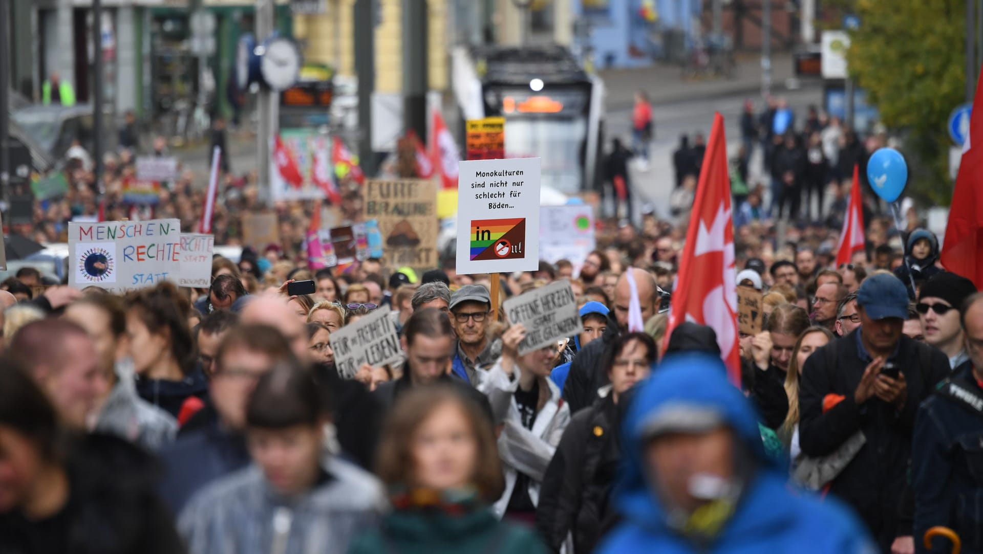 Teilnehmer eines Demonstrationszuges ziehen unter dem Motto "Rostock Nazifrei" durch die Stadt: Die Proteste verliefen laut Polizeiangaben friedlich.