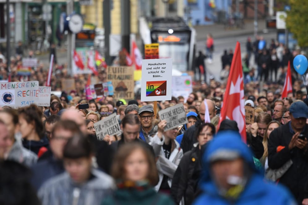Teilnehmer eines Demonstrationszuges ziehen unter dem Motto "Rostock Nazifrei" durch die Stadt: Die Proteste verliefen laut Polizeiangaben friedlich.