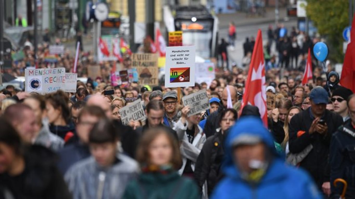 Teilnehmer eines Demonstrationszuges ziehen auf dem Weg zum Familienfest des Bündnisses "Rostock Nazifrei" auf dem Universitätsplatz durch die Stadt.
