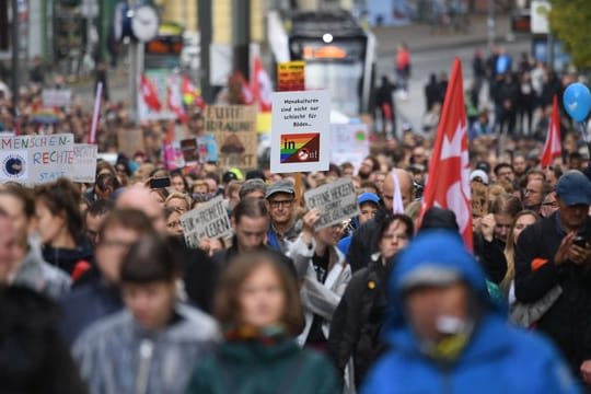 Teilnehmer eines Demonstrationszuges ziehen auf dem Weg zum Familienfest des Bündnisses "Rostock Nazifrei" auf dem Universitätsplatz durch die Stadt.