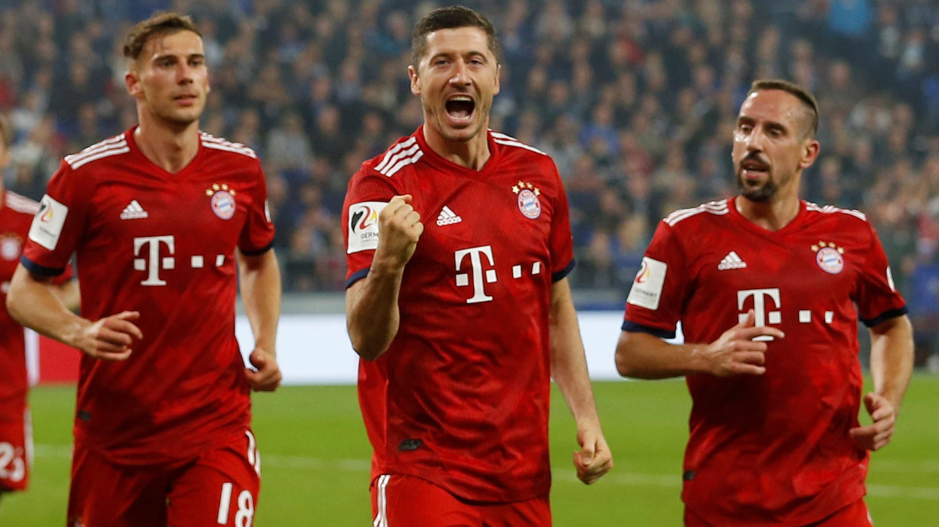 Geballte Faust: Robert Lewandowski (M.) traf per Elfmeter zum 2:0-Endstand auf Schalke.