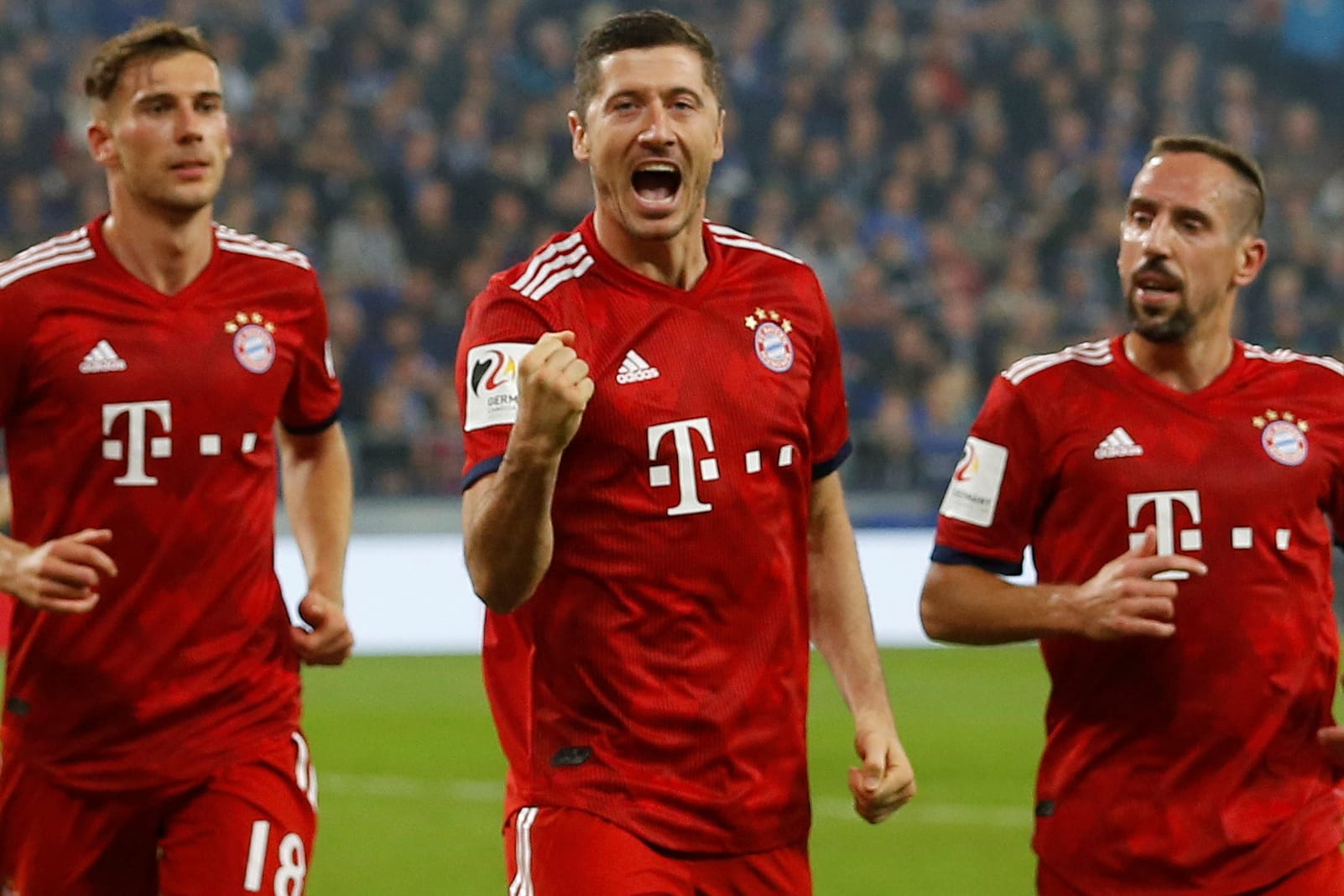 Geballte Faust: Robert Lewandowski (M.) traf per Elfmeter zum 2:0-Endstand auf Schalke.