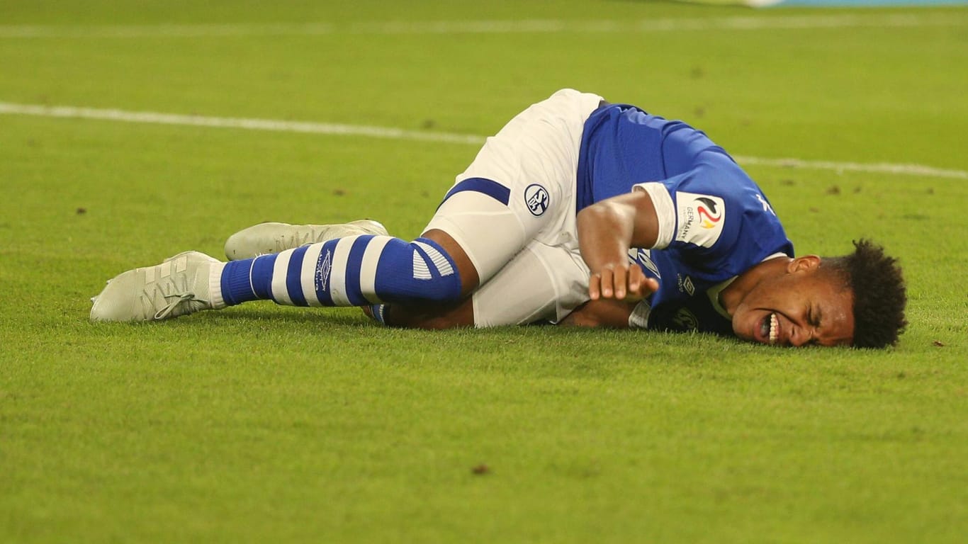 Schalke-Talent am Boden: Weston McKennie zog sich im Spiel gegen Bayern eine Verletzung zu und humpelte von Betreuern gestützt vom Platz.