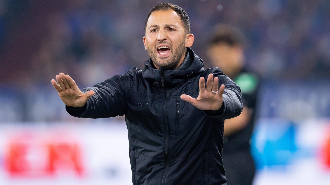 Schlechter Saisonstart: Schalkes Trainer Domenico Tedesco steht nach vier Bundesligaspielen noch ohne Punkt da.