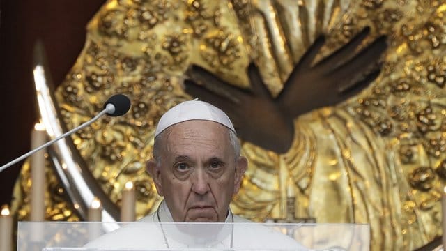 Papst Franziskus spricht in Vilnius.