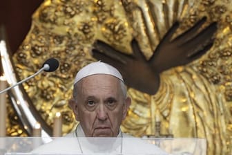 Papst Franziskus spricht in Vilnius.