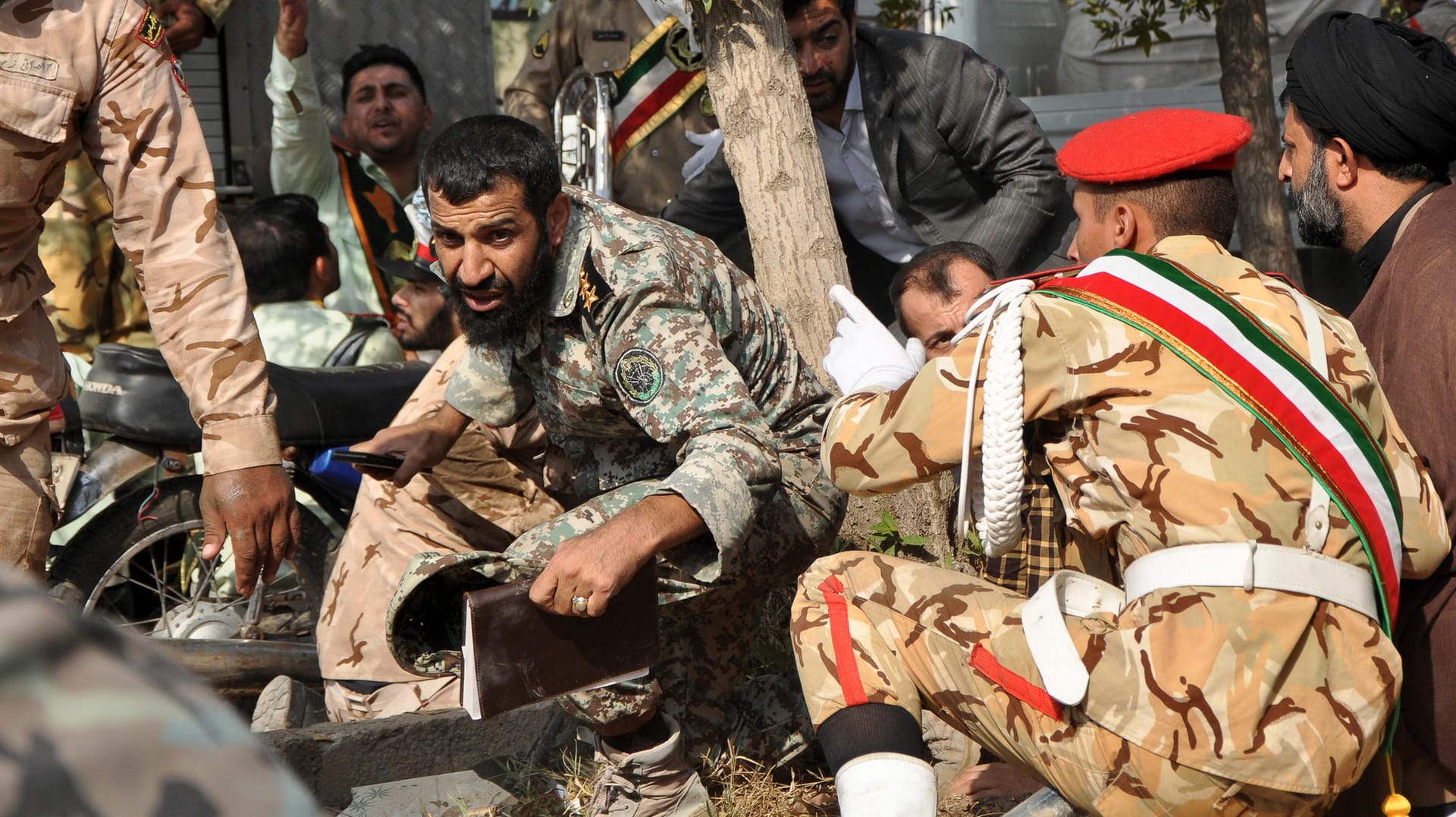 Iran: Auf eine Militärparade hat es einen Anschlag gegeben. Iran: Auf eine Militärparade hat es einen Anschlag gegeben.