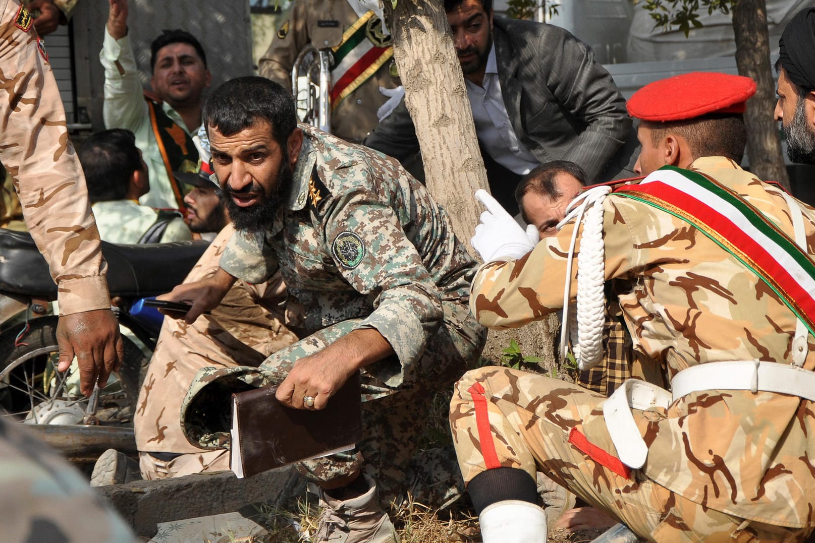 Iran: Auf eine Militärparade hat es einen Anschlag gegeben.