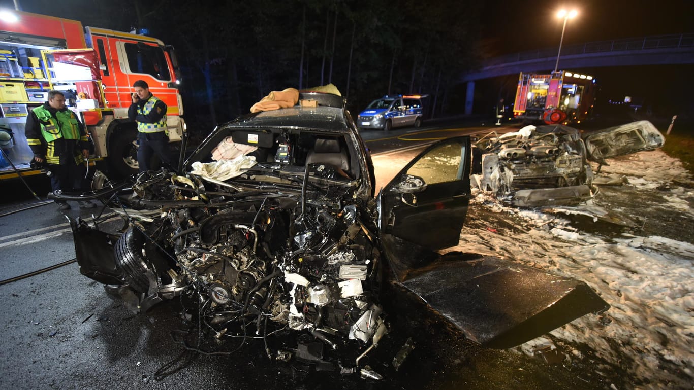 Schwerer Unfall in Offenbach: Zwei Männer konnten sich nicht aus ihrem Auto befreien und starben.