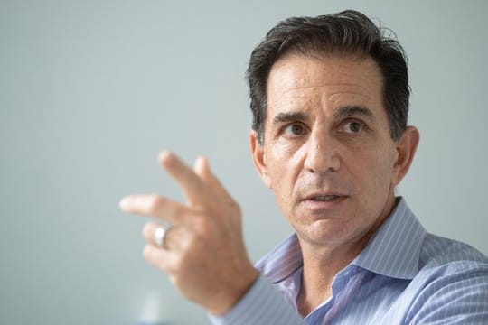 Nach Ansicht von IBM-Manager Bob Lord, hier während eines Gesprächs mit der Deutschen Presse-Agentur, werden werden Computer und Roboter auf lange Sicht keine autonomen Entscheidungen treffen.