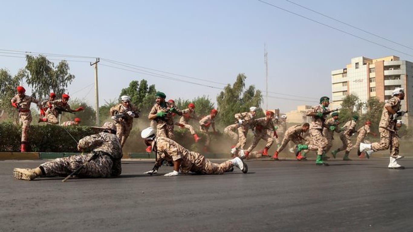 Iranische Soldaten gehen während des Anschlags auf die Militärparade in Ahwas in Deckung.