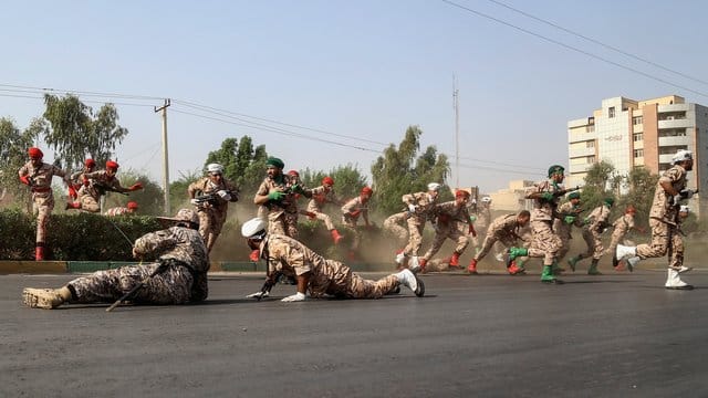 Iranische Soldaten gehen während des Anschlags auf die Militärparade in Ahwas in Deckung. Iranische Soldaten gehen während des Anschlags auf die Militärparade in Ahwas in Deckung.