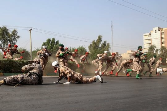 Iranische Soldaten gehen während des Anschlags auf die Militärparade in Ahwas in Deckung.