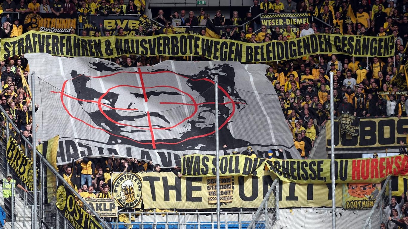 Vollkommen daneben: Mit diesem Banner pöbelten einige BVB-Anhänger gegen Dietmar Hopp.