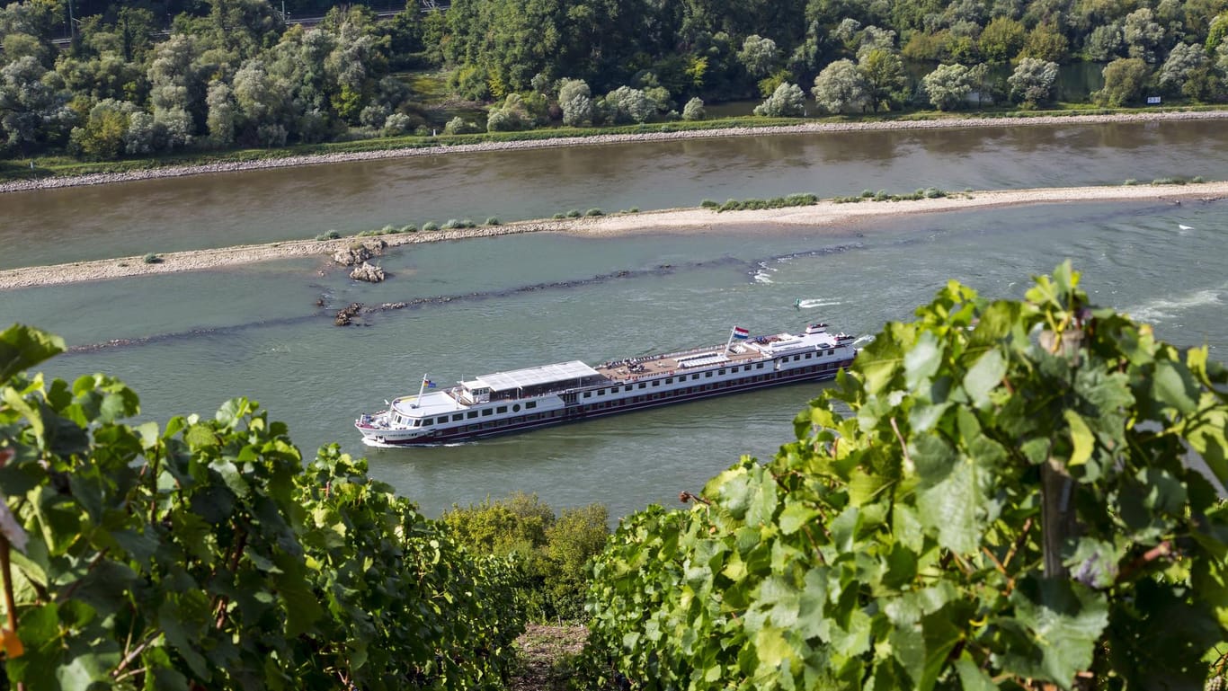 Flusskreuzfahrtschiff bei Rüdesheim: Ein Schlepper musste zur Hilfe kommen. (Archivbild)