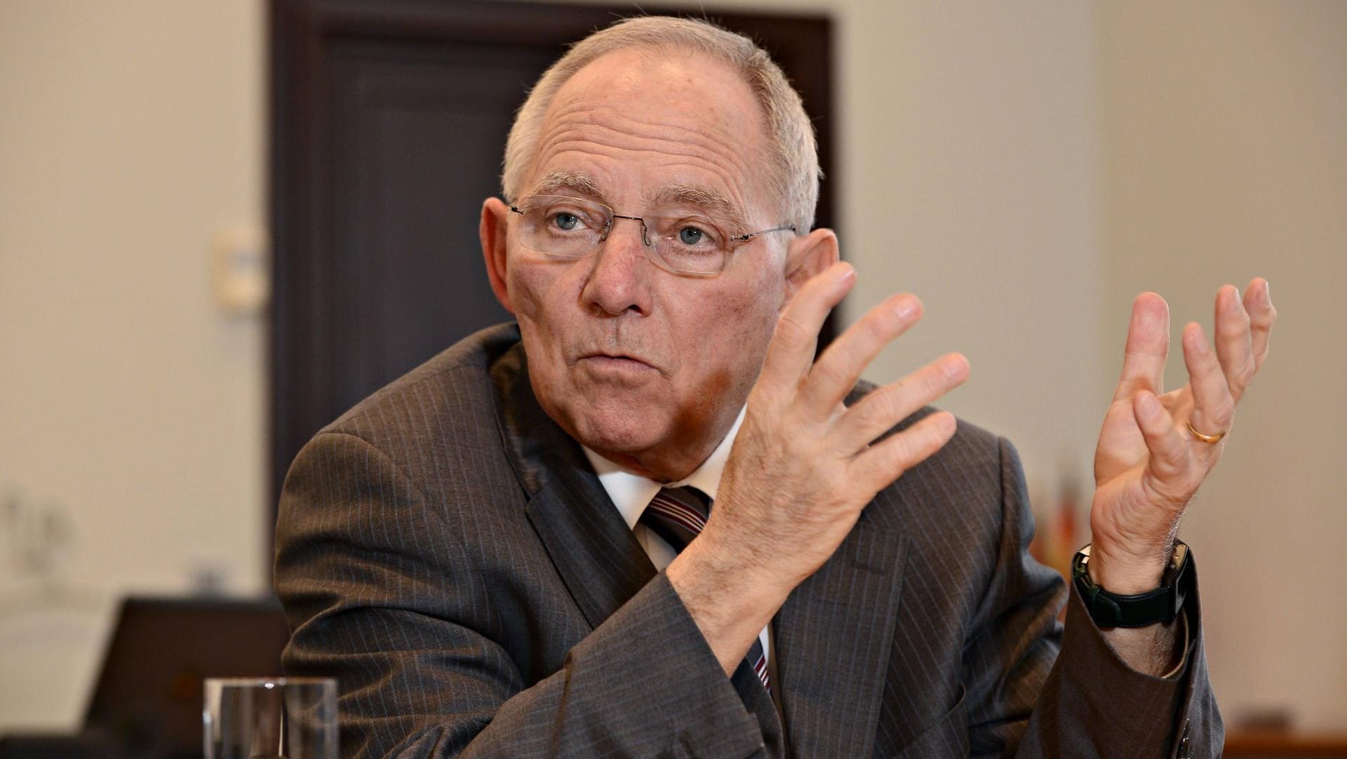 Wolfgang Schäuble: Der CDU-Politiker glaubt nicht an Massenabschiebungen in Deutschland. Wolfgang Schäuble: Der CDU-Politiker glaubt nicht an Massenabschiebungen in Deutschland.
