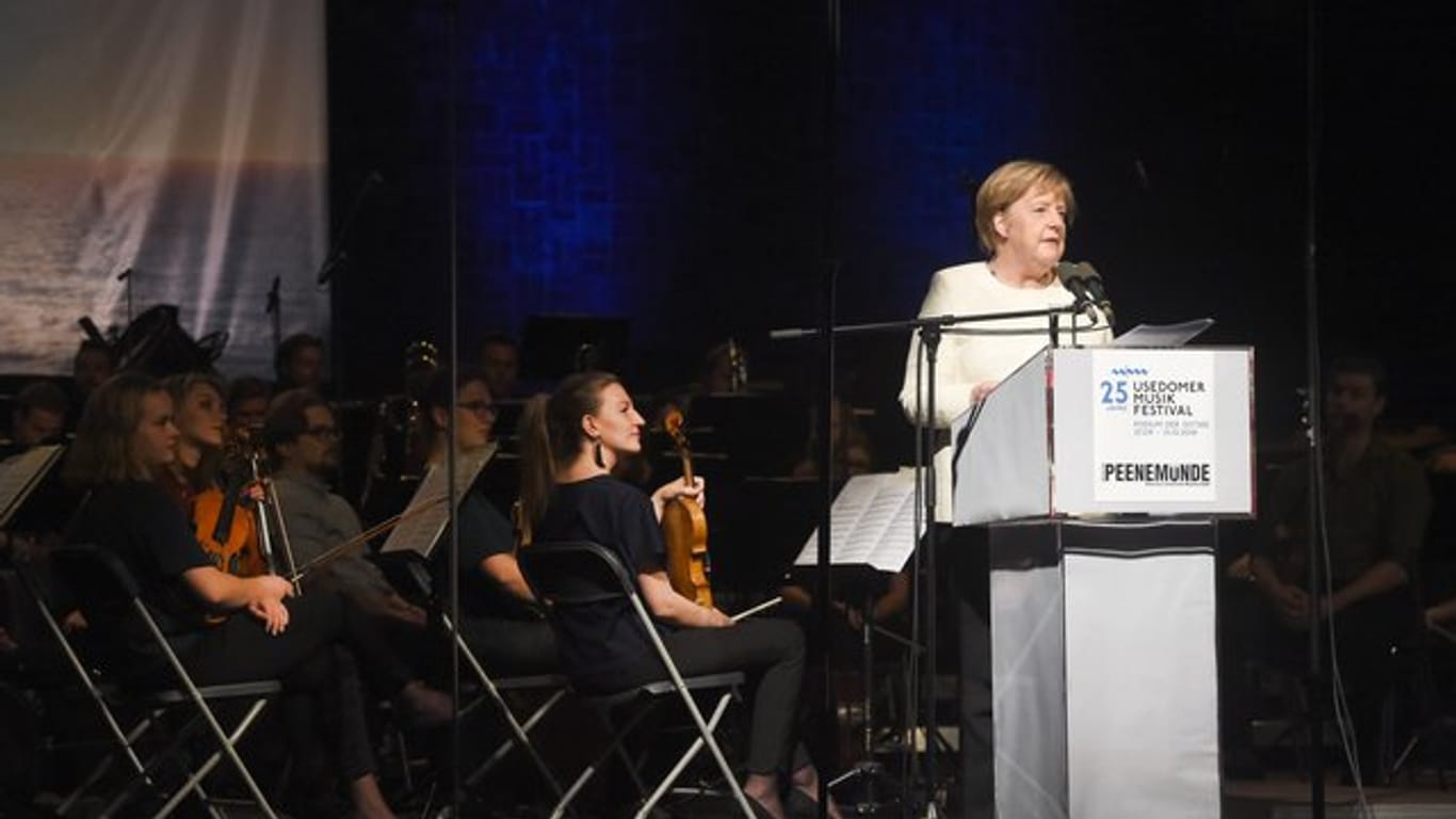 Angela Merkel spricht über Frieden und Verständigung.
