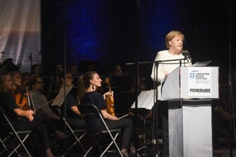 Angela Merkel spricht über Frieden und Verständigung.