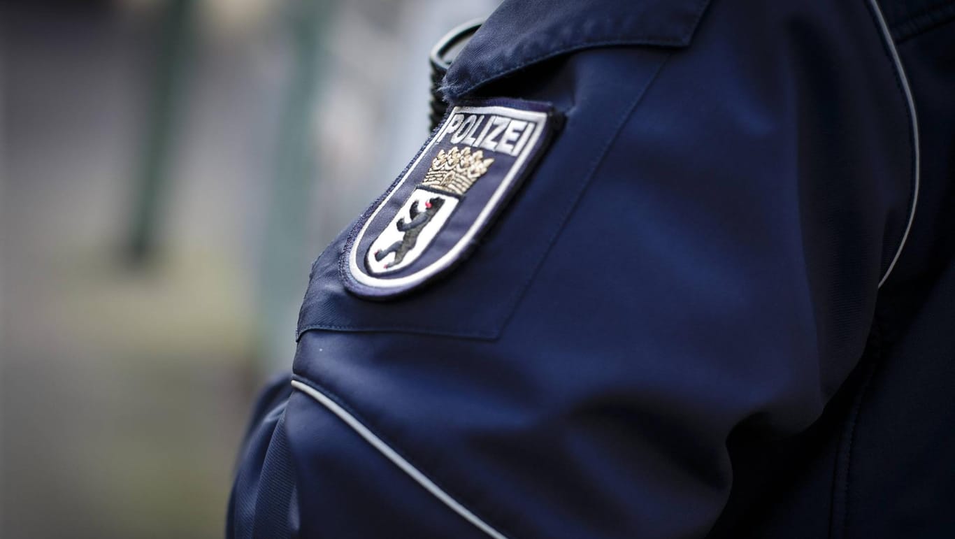 Die Jacke eines Berliner Polizeibeamten: Ehe die Polizei eintraf, waren die Täter bereits geflohen. (Symbolbild)