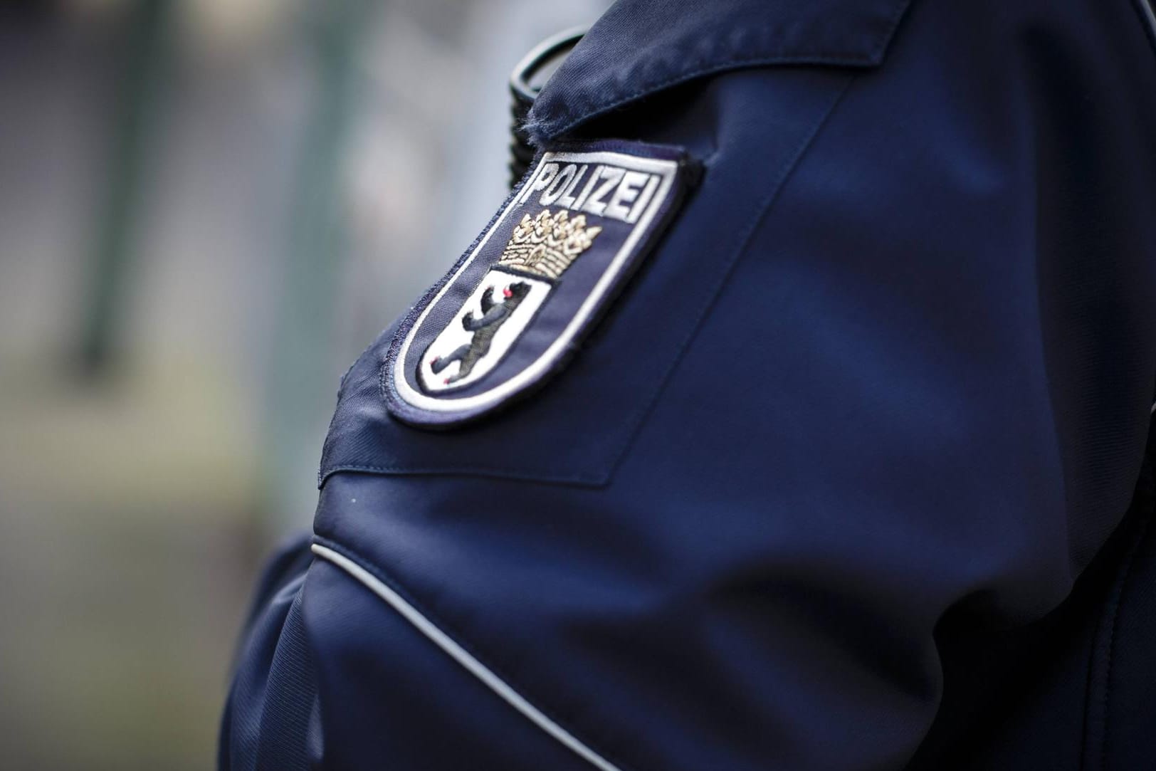 Die Jacke eines Berliner Polizeibeamten: Ehe die Polizei eintraf, waren die Täter bereits geflohen. (Symbolbild)