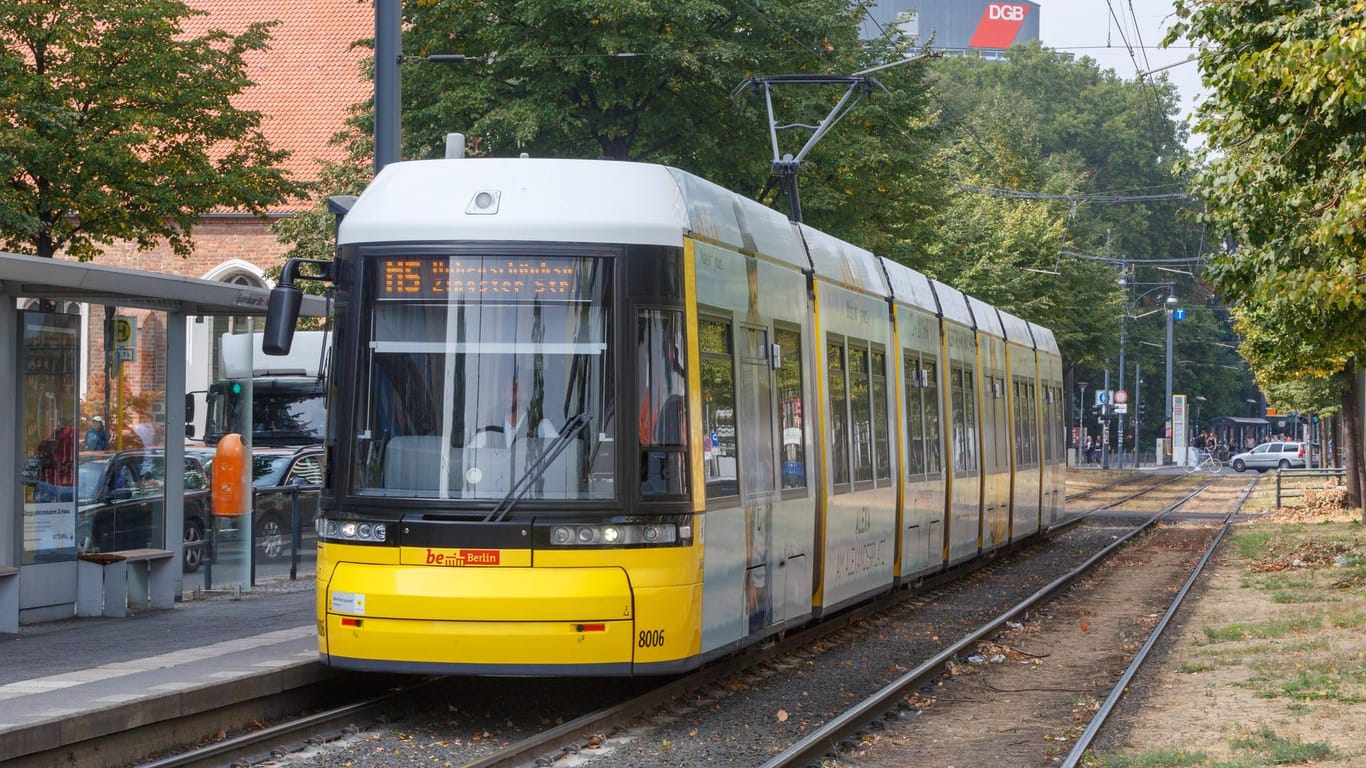 Die Berliner Tramlinie M5: Bevor der Zug entgleiste, schleifte er den Stein für mehrere Meter mit. (Archivbild)