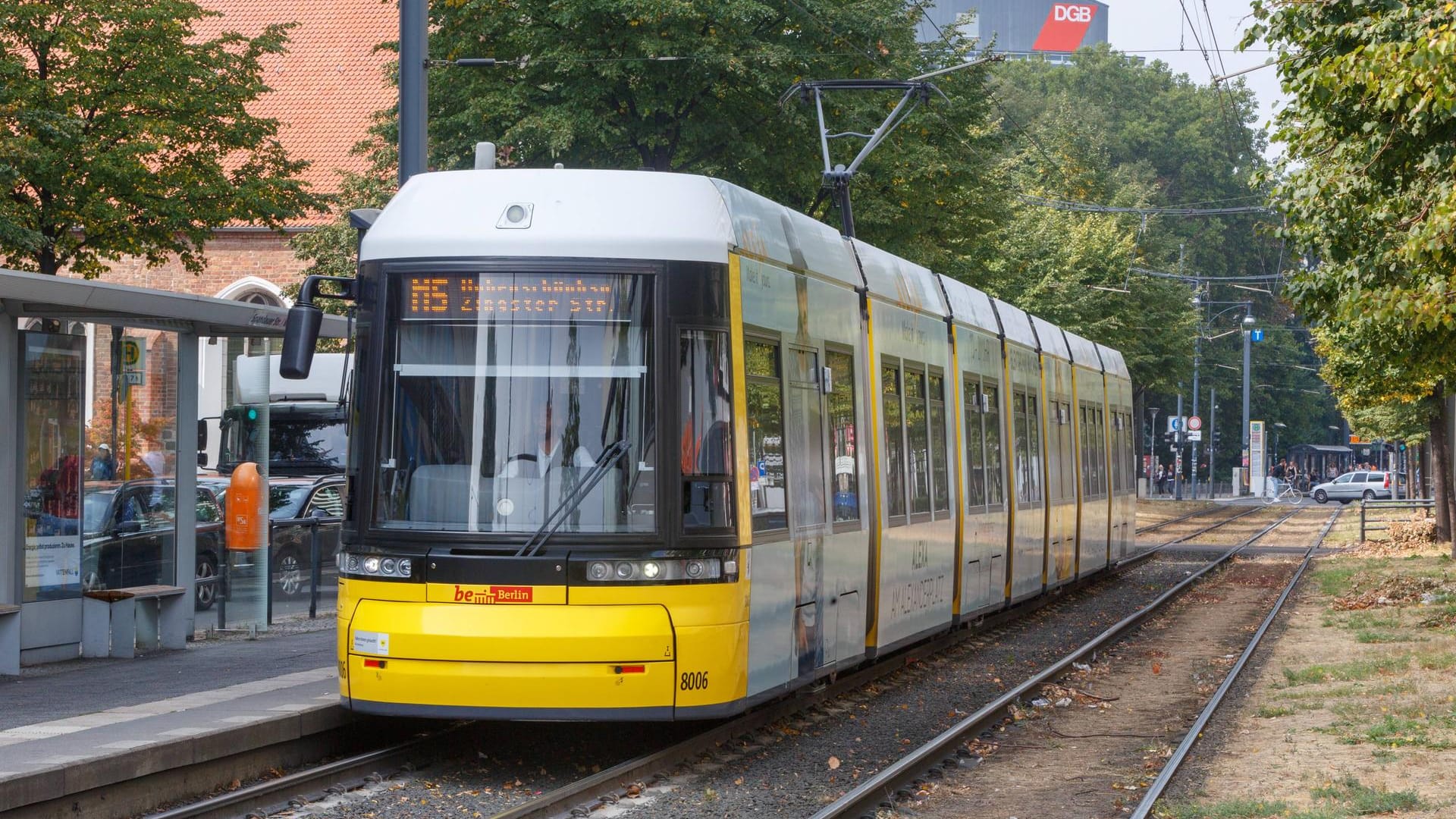 Die Berliner Tramlinie M5: Bevor der Zug entgleiste, schleifte er den Stein für mehrere Meter mit. (Archivbild) Die Berliner Tramlinie M5: Bevor der Zug entgleiste, schleifte er den Stein für mehrere Meter mit. (Archivbild)