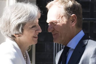 Die britische Premieministerin Theresa May und EU-Ratspräsident Donald Tusk: Das britische Volk zu beleidigen, sei der falsche Weg, gab der britische Außenminister Jeremy Hunt zu verstehen.