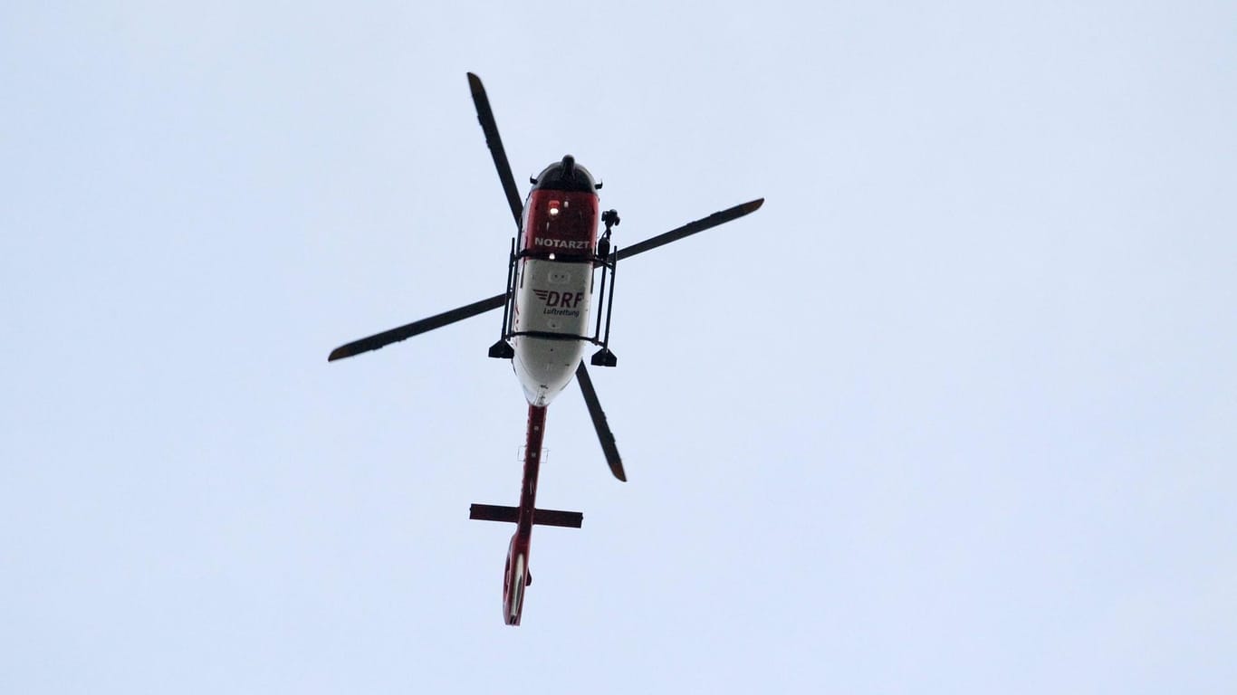 Ein Rettungshubschrauber am Himmel: Ein Helikopter brachte den verunglückten Mann in eine Klinik in Jena. (Symbolbild)