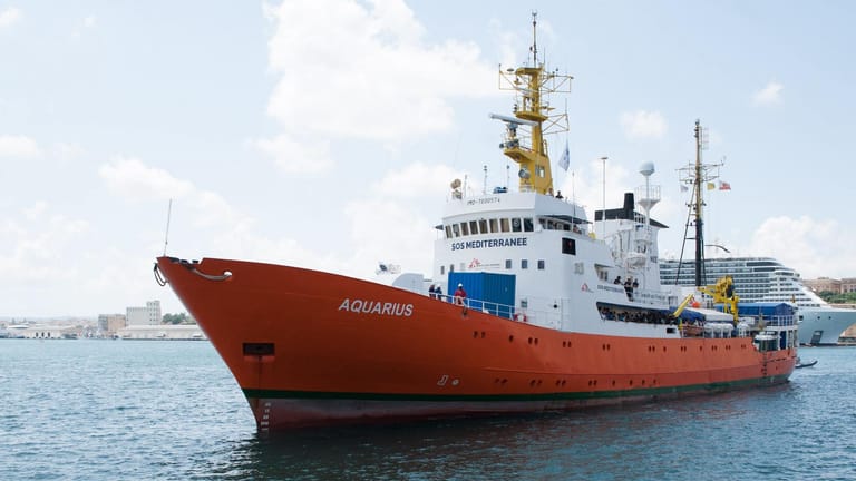 Das Rettungsschiff "Aquarius" im Hafen von Senglea: Unter den geretteten Menschen an Bord sind mehrere Minderjährige und eine Schwangere. (Archivbild)