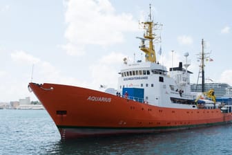Das Rettungsschiff "Aquarius" im Hafen von Senglea: Unter den geretteten Menschen an Bord sind mehrere Minderjährige und eine Schwangere. (Archivbild)