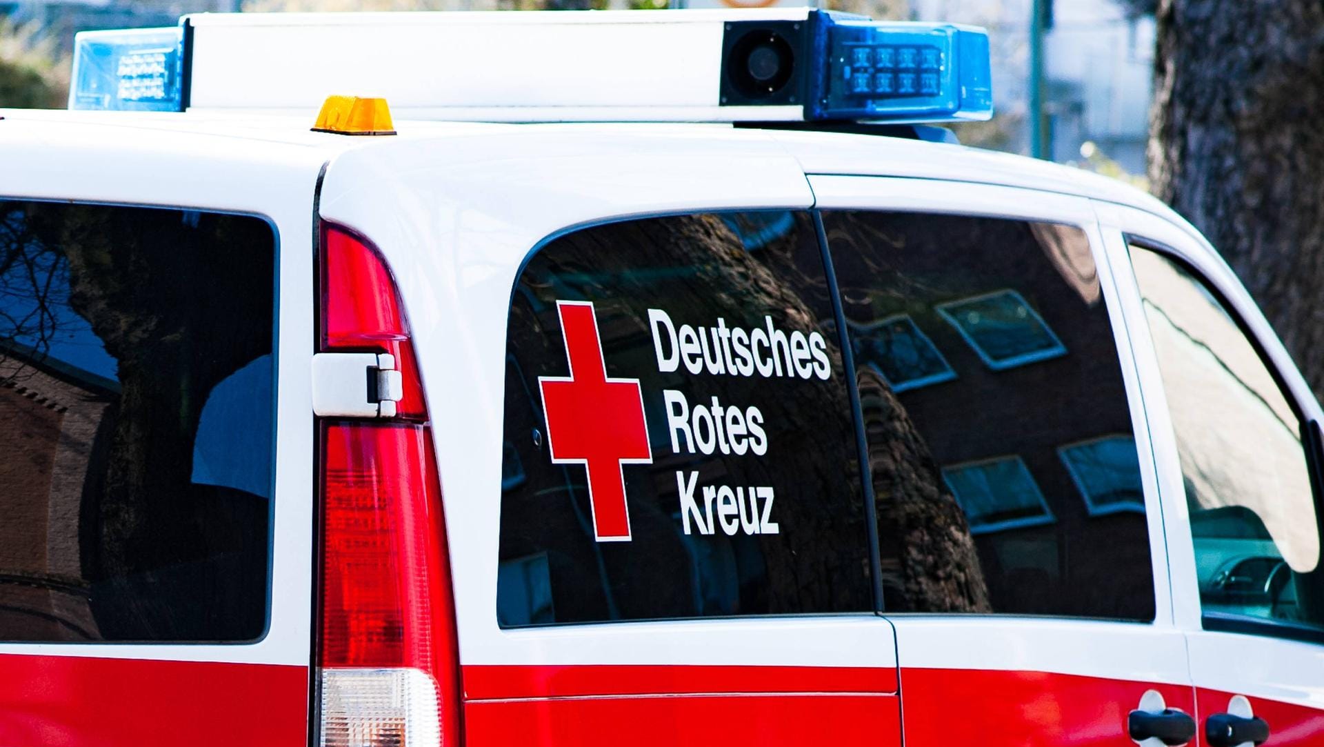 Ein Rettungswagen des Deutschen Roten Kreuzes: Ersthelfer versuchten, den Mann zu reanimieren, doch er starb auf dem Weg ins Krankenhaus. (Symbolbild)