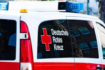 Ein Rettungswagen des Deutschen Roten Kreuzes: Ersthelfer versuchten, den Mann zu reanimieren, doch er starb auf dem Weg ins Krankenhaus. (Symbolbild)