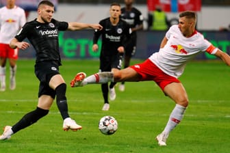 Stellvertretend für eine intensive Partie: Frankfurts Ante Rebic (l.) und Leipzigs Willi Orban im Kampf um den Ball.