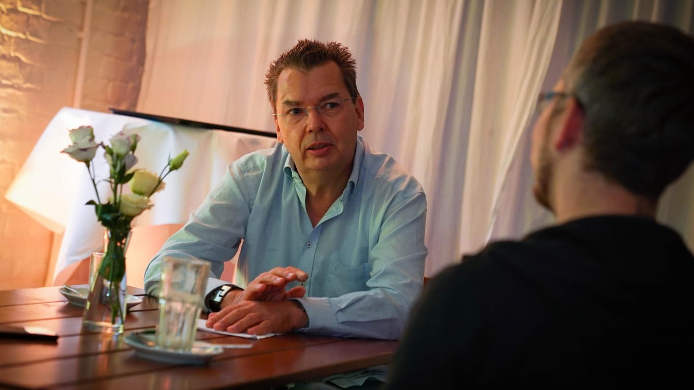 Max Luban (Mitte) sitzt Dirk Plassek gegenüber: Zwei Stunden lang diskutierten die beiden miteinander.
