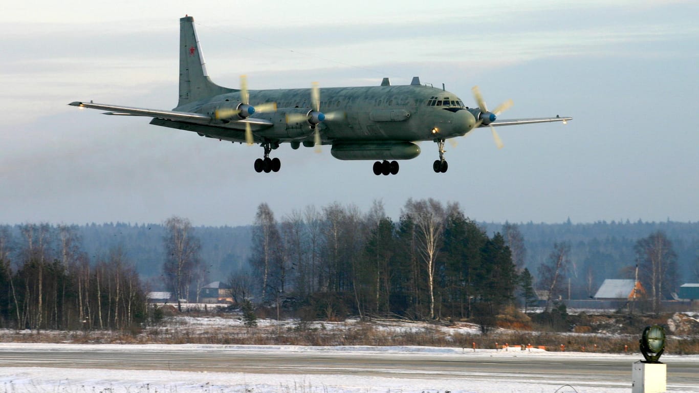 Russisches Militärflugzeug vom Typ Il-20: Ein russisches Militärflugzeug vom gleichen Typ mit Angehörigen der russischen Streitkräfte an Bord ist über dem Mittelmeer vom Radar verschwunden.