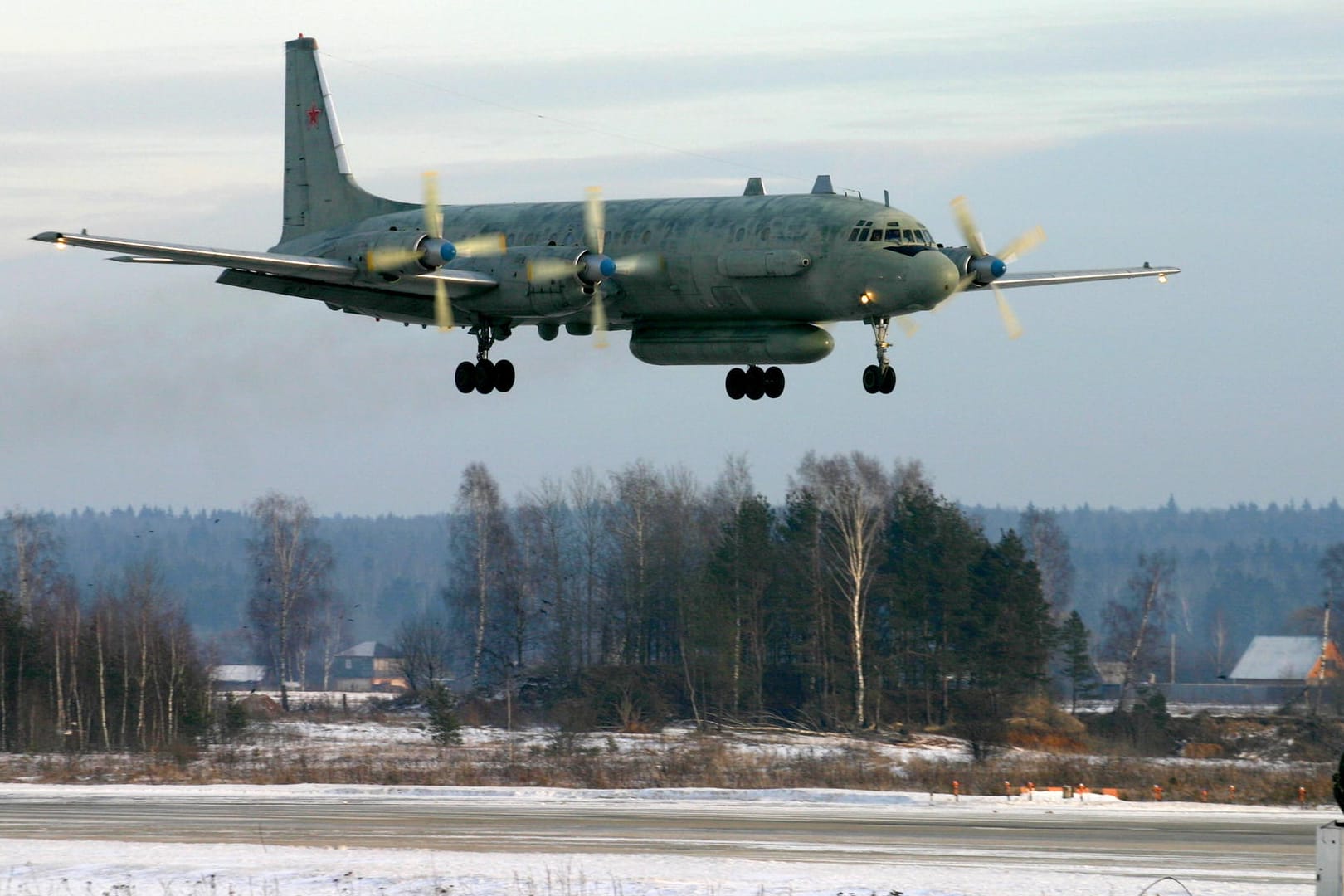 Russisches Militärflugzeug vom Typ Il-20: Ein russisches Militärflugzeug vom gleichen Typ mit Angehörigen der russischen Streitkräfte an Bord ist über dem Mittelmeer vom Radar verschwunden.