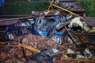 Hessen, Rödermark: Ein schwer beschädigtes Auto steht in einem Wohngebiet. Nach Aussage eines Anwohners hat eine sehr starke Windböe Teile eine Wohnhausdaches mit sich gerissen und auf die gegenüberliegen Strassenseite geschleudert.